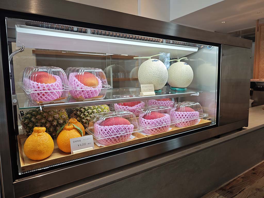 店頭に並ぶ旬の果物.jpg